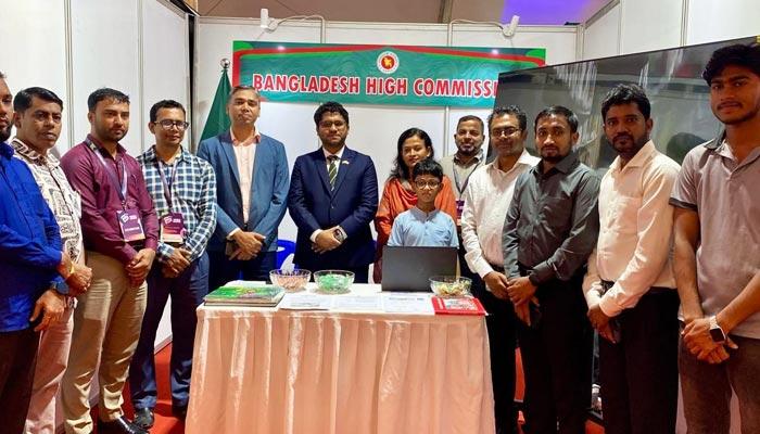 ‘ভারা এক্সপো-২০২৫’-এ  বাংলাদেশ হাইকমিশনের স্টলে হাইকমিশনার ড. নাজমুল ইসলাম। 